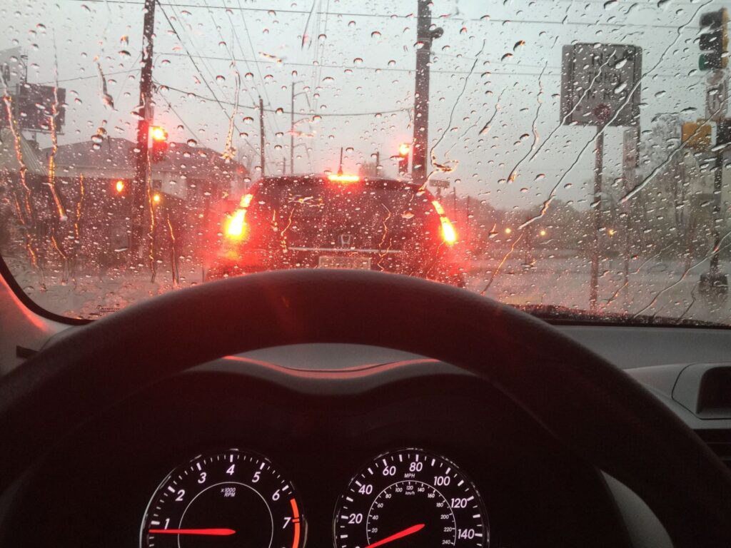 ขับรถตอนฝนตก